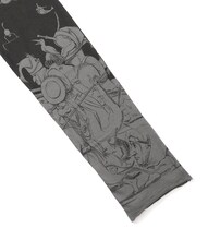 カットソーのチャコール、袖部分。（C）三浦建太郎 / 白泉社