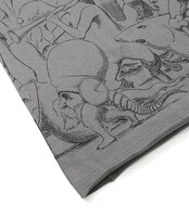 カットソーのチャコール。（C）三浦建太郎 / 白泉社