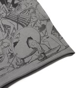 カットソーのチャコール。（C）三浦建太郎 / 白泉社