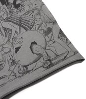 カットソーのチャコール。（C）三浦建太郎 / 白泉社