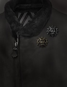 「KILLER QUEEN Brooch」着用例(C)LUCKY LAND COMMUNICATIONS / SHUEISHA