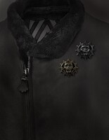 「KILLER QUEEN Brooch」着用例(C)LUCKY LAND COMMUNICATIONS / SHUEISHA