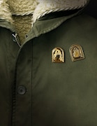 「LUCKY LAND COMMUNICATIONS Brooch」着用例(C)LUCKY LAND COMMUNICATIONS / SHUEISHA