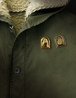 「LUCKY LAND COMMUNICATIONS Brooch」着用例(C)LUCKY LAND COMMUNICATIONS / SHUEISHA