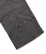 袖には一反もめんの刺繍が施されている。(C)水木プロダクション