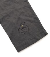 袖には一反もめんの刺繍が施されている。(C)水木プロダクション