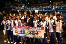 新キャスト19名と許斐剛。