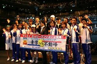 新キャスト19名と許斐剛。