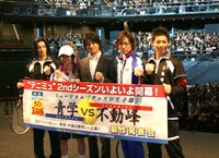 （左から）伊武深司役の岡崎和寛、越前リョーマ役の小越勇輝、許斐剛、手塚国光役の和田琢磨、橘桔平役の上田悠介。