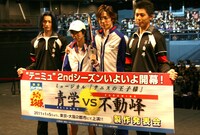 （左から）伊武深司役の岡崎和寛、越前リョーマ役の小越勇輝、手塚国光役の和田琢磨、橘桔平役の上田悠介。手塚がリョーマの肩に手を回すと、ファンからは黄色い声があがった。