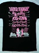 Tシャツ「パンティ＆ストッキング with ガーターベルト・DATEN TONIGHT」のバック。(C)2010 GAINAX/GEEKS　(C)1999 HARDCORE CHOCOLATE