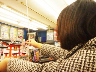 「〆切神社分社」を奉納する上田キク。