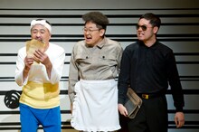 舞台「男子・天才バカボン」に出演したキングオブコメディ今野（右端）。