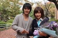 クランクアップした小宮山ヨウ役の溝端淳平と長嶋晴菜役の大野いと。(C)2011『高校デビュー』製作委員会　(C)河原和音／集英社