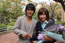 クランクアップした小宮山ヨウ役の溝端淳平と長嶋晴菜役の大野いと。(C)2011『高校デビュー』製作委員会　(C)河原和音／集英社