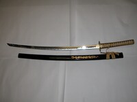 1名にプレゼントされる「資料用日本刀（模造）」。鋭い光りを放つ刀身は、雰囲気ばっちり。