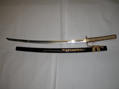 1名にプレゼントされる「資料用日本刀（模造）」。鋭い光りを放つ刀身は、雰囲気ばっちり。