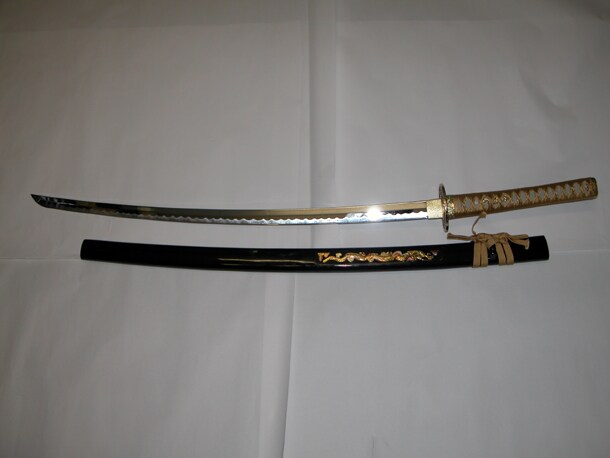 1名にプレゼントされる「資料用日本刀（模造）」。鋭い光りを放つ刀身は、雰囲気ばっちり。