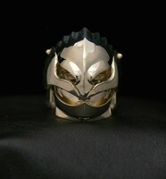 グリフィスの頭部は約27㎜、バイザーを開いた状態で約33㎜。迫力のサイズだ。