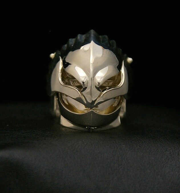 グリフィスの頭部は約27㎜、バイザーを開いた状態で約33㎜。迫力のサイズだ。