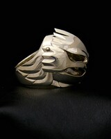 「グリフィスリング」側面。