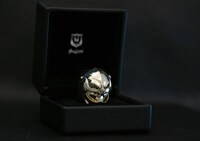 「グリフィスリング」は専用ケース付き。