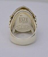 リング内側にはシリアルナンバー、鷹の団団旗マークを刻印。