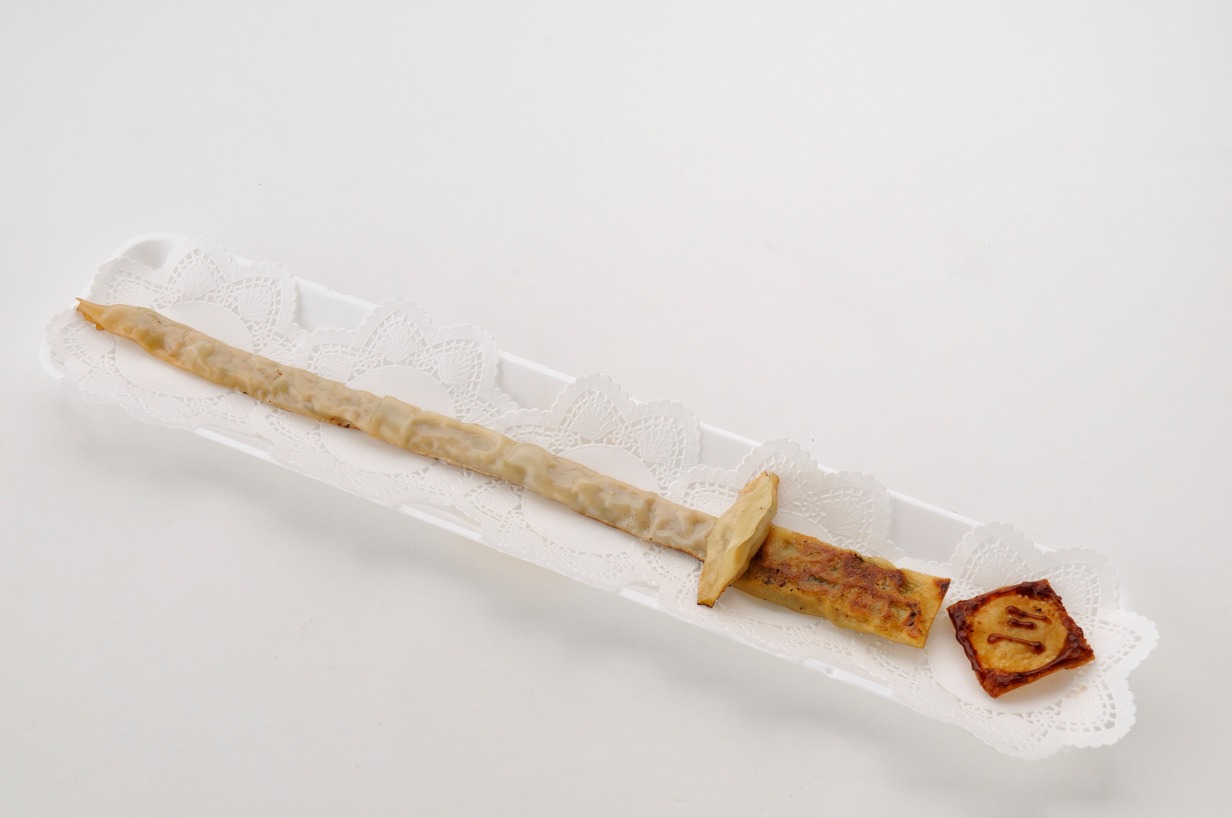 市丸ギンの伸びる斬魄刀「神鎗」を40cmの刀型餃子で再現した「射殺せ『神鎗』餃子」。13kmは伸びないのであしからず。 (C)久保帯人／集英社・テレビ東京・dentsu・ぴえろ　(C)劇場版BLEACH製作委員会 2010