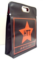 「HTT」のロゴ面。(c)かきふらい・芳文社/桜高軽音部 / (c)ディスクユニオン