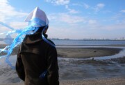 冬の海での「イカ帽子」着用例。ビニールテープは付属しないので注意。 (C)安部真弘(週刊少年チャンピオン)/海の家れもん