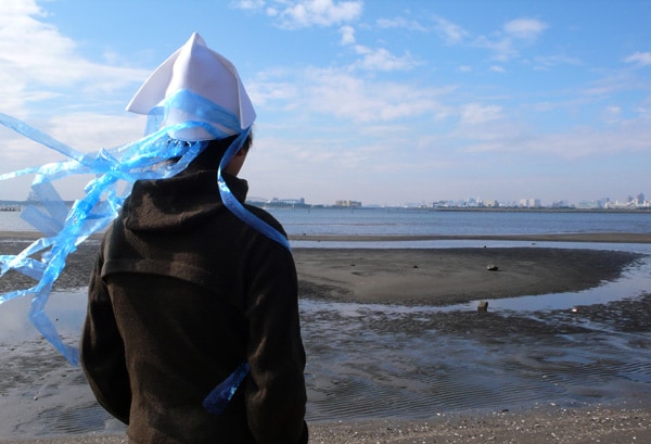 冬の海での「イカ帽子」着用例。ビニールテープは付属しないので注意。 (C)安部真弘(週刊少年チャンピオン)/海の家れもん