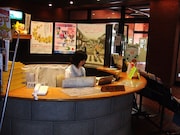 市庁舎でのポスター掲出の様子。