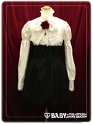 「蔵之介バルーンスカート」と「蔵之介ジャボ付きブラウス」のコーディネート。(C)東村アキコ・講談社/海月姫製作委員会