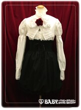 「蔵之介バルーンスカート」と「蔵之介ジャボ付きブラウス」のコーディネート。(C)東村アキコ・講談社/海月姫製作委員会