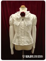 「蔵之介ジャボ付きブラウス」1万4490円。(C)東村アキコ・講談社/海月姫製作委員会