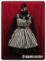 「蔵之介ストライプジャンパースカート」と「蔵之介立ち衿ブラウス」のコーディネート。(C)東村アキコ・講談社/海月姫製作委員会