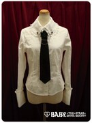 「蔵之介タイ付きドビーストライプブラウス」1万4490円。(C)東村アキコ・講談社/海月姫製作委員会