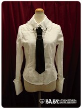 「蔵之介タイ付きドビーストライプブラウス」1万4490円。(C)東村アキコ・講談社/海月姫製作委員会