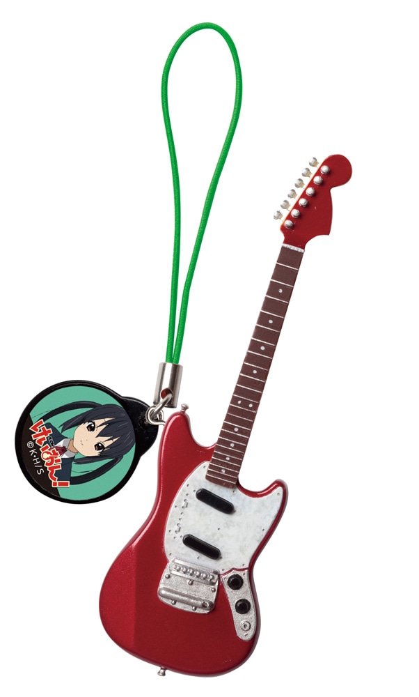 「むったん」の愛称でお馴染み、ムスタングタイプの梓モデルストラップ付きバージョン。（c）かきふらい・芳文社／桜高軽音部