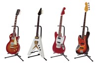 ギタースタンド付きバージョンは、立てかけるとこんな感じ。（c）かきふらい・芳文社／桜高軽音部