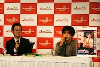 来場していた樹崎聖もJコミに熱いエールを送った。写真左から赤松、樹崎。