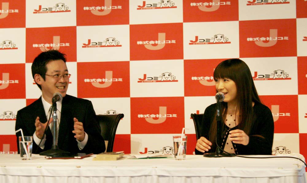 堀江は「『ラブひな』をこの機に1巻から読み返してみて、なるちゃんと自分の共通点がたくさんあることに気がついて驚いたんです。メガネをかけているところとか」と作品への愛を熱く語った。