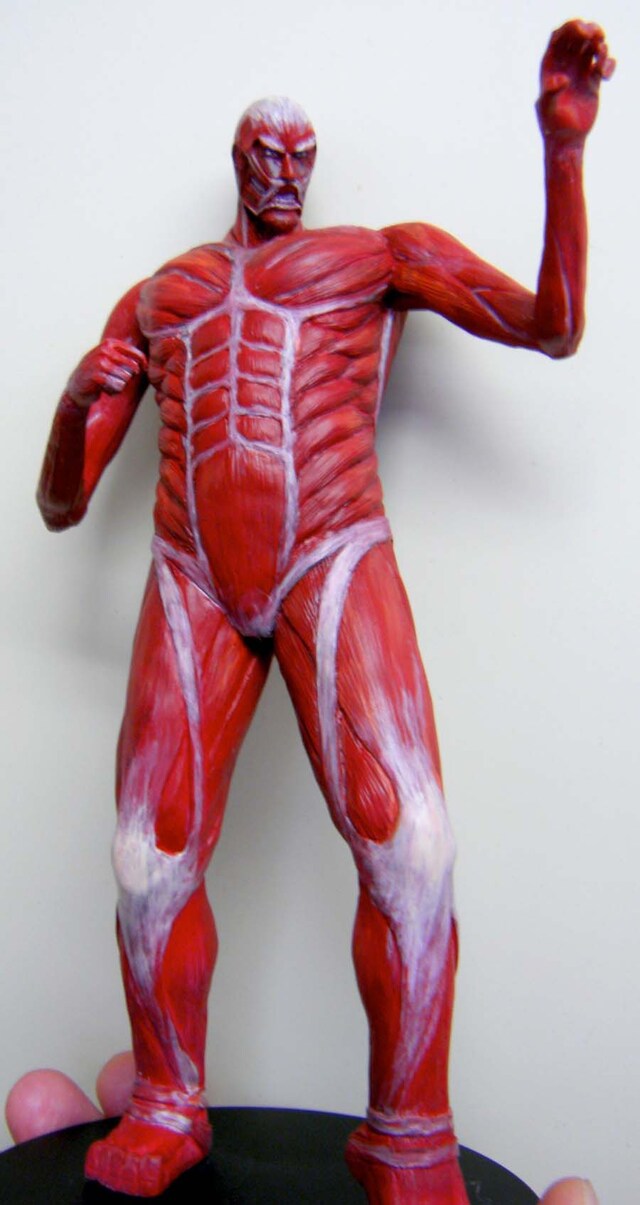 「進撃の巨人」の超大型巨人フィギュア（写真は別冊少年マガジン誌上に掲載されているものから改良を重ねられた最終仕様バージョンです）。