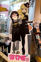 タワレコエプロンを着用した、月海と蔵之介の等身大パネル。ふたりの対照的な表情に注目。