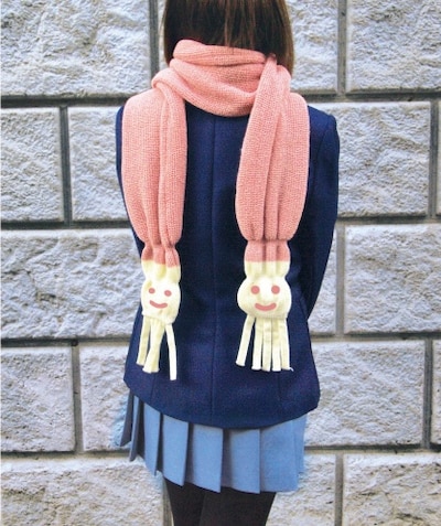 唯マフラー着用例。あったか素材でふわふわ時間を過ごそう。(C)かきふらい・芳文社／桜高軽音部