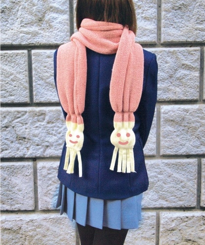 唯マフラー着用例。あったか素材でふわふわ時間を過ごそう。(C)かきふらい・芳文社／桜高軽音部