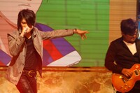 まさに歌って踊れるマンガ家・許斐剛（左）。