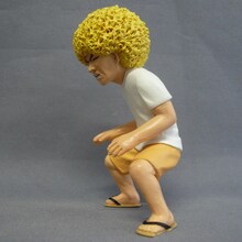 「アフロ田中 フィギュアストラップ 金髪ver.」を横から。(C)のりつけ雅春/小学館　ビッグコミックスピリッツ連載中