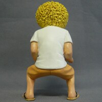 「アフロ田中 フィギュアストラップ 金髪ver.」を後ろから。(C)のりつけ雅春/小学館　ビッグコミックスピリッツ連載中