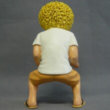 「アフロ田中 フィギュアストラップ 金髪ver.」を後ろから。(C)のりつけ雅春/小学館　ビッグコミックスピリッツ連載中